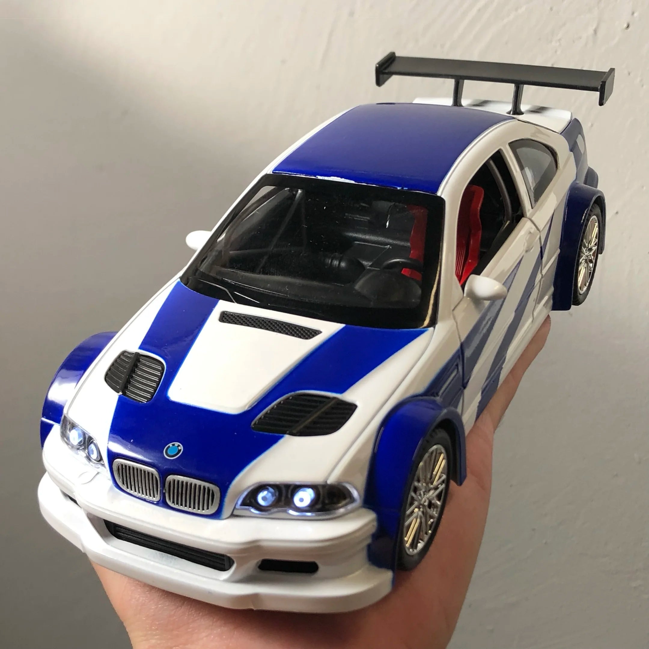 Miniatura BMW M3 GTR E46 1:24 – Edição Colecionador Most Wanted
